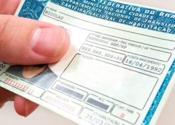 Falsificação grosseira de carteira de motorista não é causa de condenação