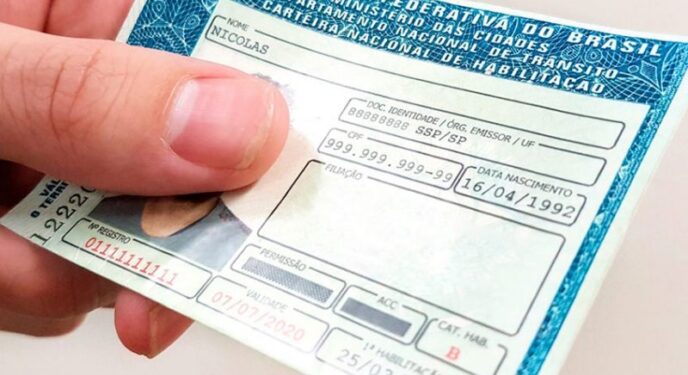 Falsificação grosseira de carteira de motorista não é causa de condenação