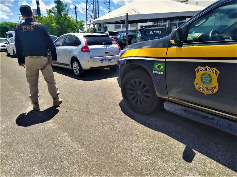 PRF recupera carro importado furtado e outro roubado