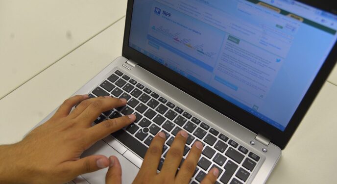 Receita alerta contribuintes sobre falsas mensagens na internet