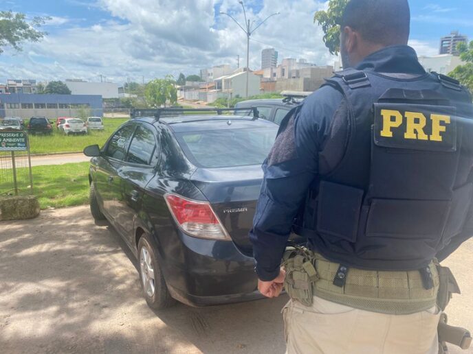 PRF recupera caminhão e automóvel roubados na Bahia