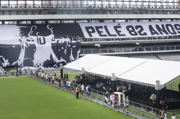 Velório do Rei Pelé começa na Vila Belmiro