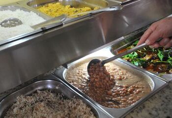 Alimentos e bebidas puxam inflação oficial em janeiro, diz IBGE