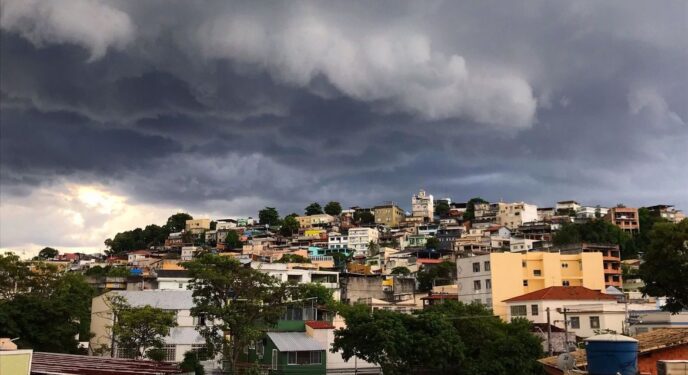 Chuva, vento forte e frio marcam o Carnaval em quase todo o país