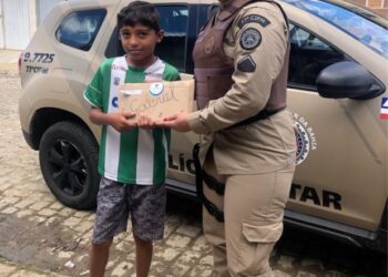 PMs doam livros a crianças na Bahia