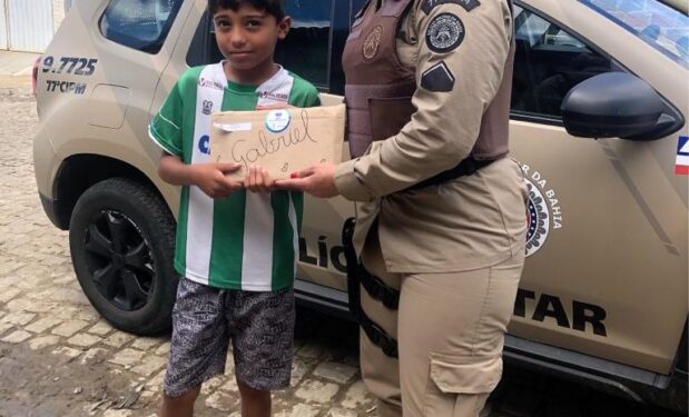 PMs doam livros a crianças na Bahia