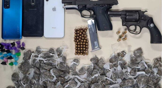 Três traficantes são presos com pistola, revólver, munições e drogas na Bahia