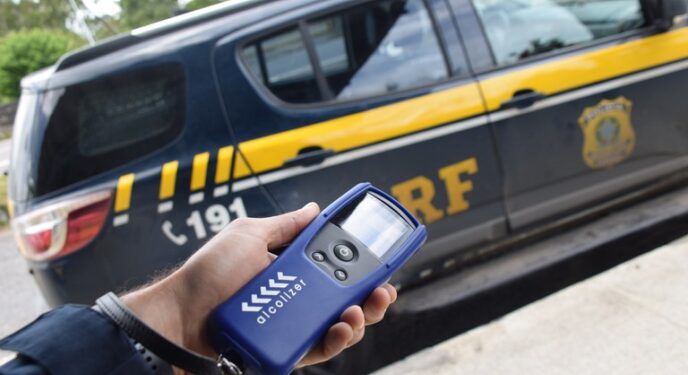 PRF prende dois motoristas alcoolizados no interior baiano
