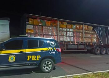 PRF apreende caminhão com eletrônicos importados sem nota fiscal na Bahia