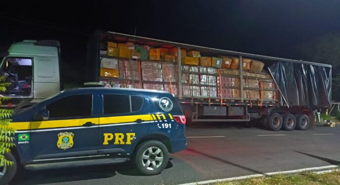 PRF apreende caminhão com eletrônicos importados sem nota fiscal na Bahia