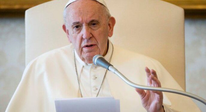 Lei que criminaliza pessoas LGBT+ é “pecado” e injustiça, diz Papa