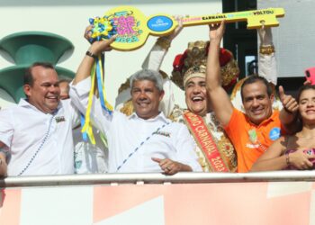 Salvador: Rei Momo recebe a chave da cidade na abertura do Carnaval