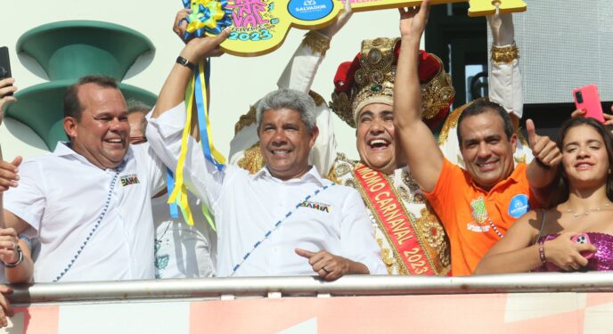 Salvador: Rei Momo recebe a chave da cidade na abertura do Carnaval