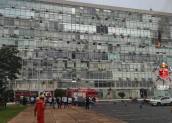 Incêndio atinge prédio de Ministério em Brasília