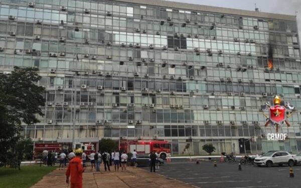 Incêndio atinge prédio de Ministério em Brasília