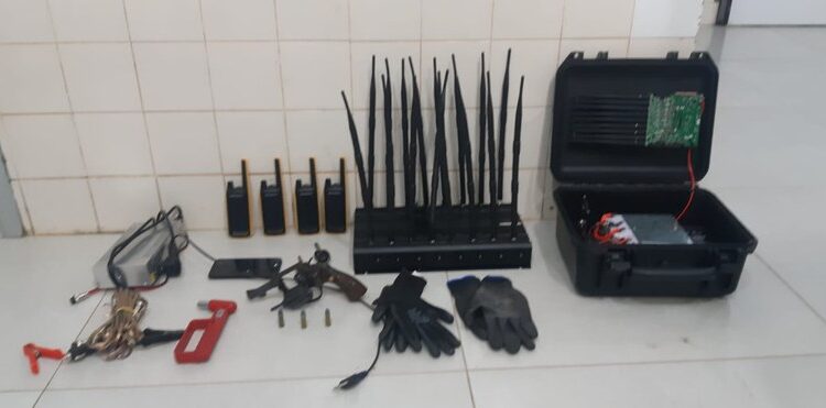 Presos 8 homens com arma e bloqueadores de rastreador na Bahia