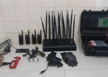 Presos 8 homens com arma e bloqueadores de rastreador na Bahia