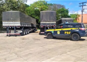 PRF apreende carretas com carga irregular de camarão e granito na Bahia