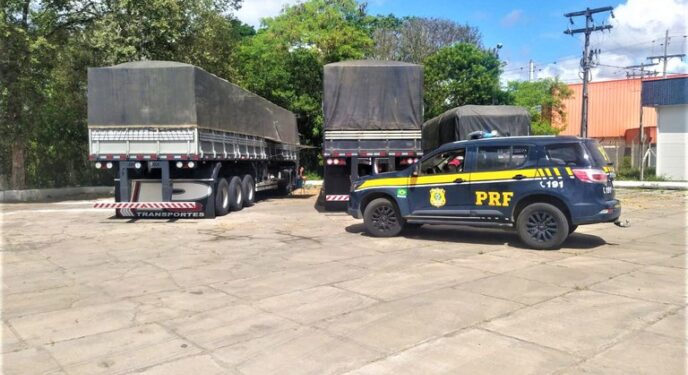 PRF apreende carretas com carga irregular de camarão e granito na Bahia