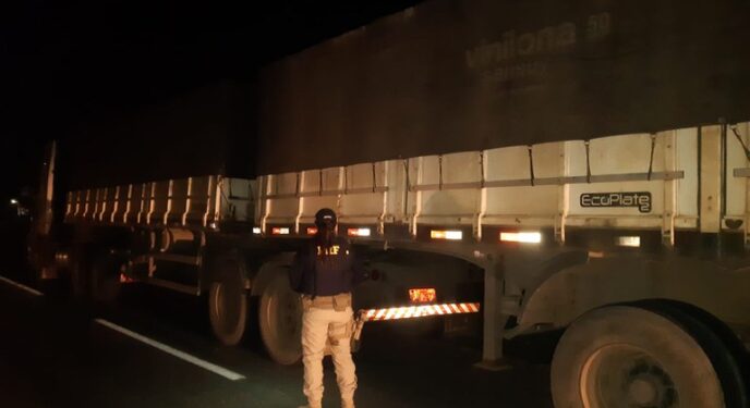 Carreta levava 15 mil kg acima do peso permitido, segundo PRF na Bahia