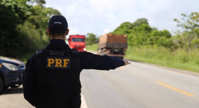 PRF apreende caminhão de cerveja sem nota fiscal no interior baiano