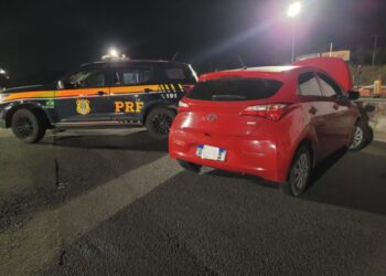 Três homens são presos com carro roubado e placas falsas na Bahia