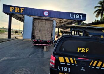 PRF faz apreensão de R$ 935 mil em cigarros na Bahia