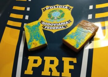 PRF apreende 2 Kg de cocaína em ônibus na Bahia; mulher foi detida