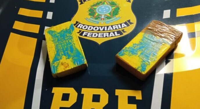 PRF apreende 2 Kg de cocaína em ônibus na Bahia; mulher foi detida