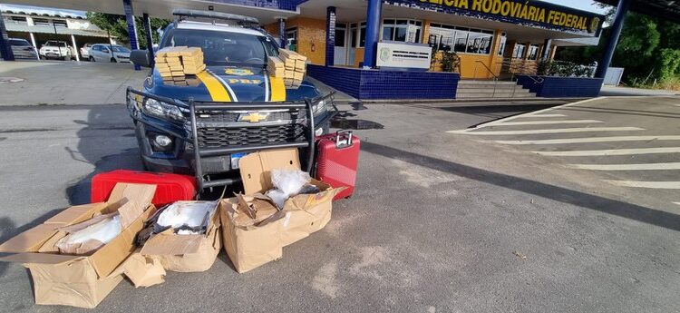 PRF apreende quase 140 kg de drogas em ônibus na Bahia