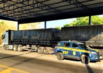 PRF apreende carreta carregada de farinha de trigo com nota fiscal fraudada