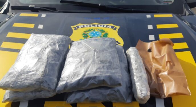 PRF apreende pacotes de maconha em carro na Bahia