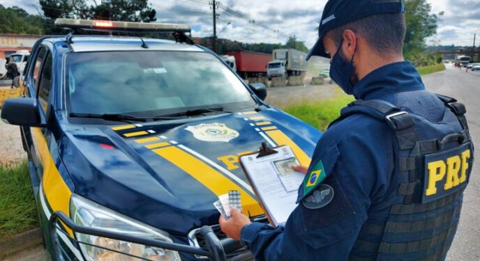 Motorista de carreta é flagrado com dezenas de comprimidos de rebite na Bahia