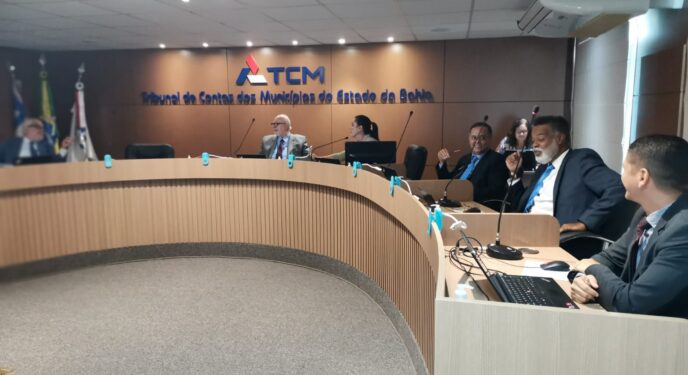 TCM aprova contas e multa 5 prefeitos; uma foi reprovada