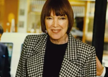 Morre estilista que popularizou a minissaia