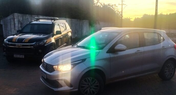 PRF recupera 2 veículos com ‘queixa’ de crime no interior baiano