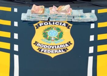 Mulher é presa com R$ 100 mil fixado ao corpo em ônibus na Bahia