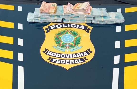 Mulher é presa com R$ 100 mil fixado ao corpo em ônibus na Bahia