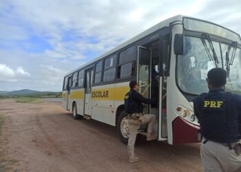 PRF flagra transporte escolar irregular na Bahia