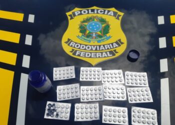 PRF autua 6 motoristas por uso de rebite na Bahia; 300 comprimidos foram apreendidos