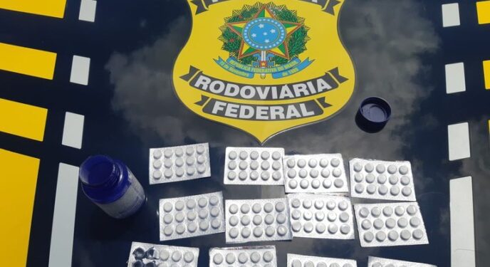 PRF autua 6 motoristas por uso de rebite na Bahia; 300 comprimidos foram apreendidos