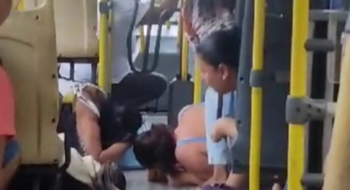 Salvador: Homem é preso depois de assaltar ônibus e atirar contra PMs