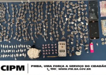 PM apreende 3 e impede venda de 500 porções de drogas no interior baiano