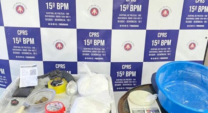 PM apreende maconha, cocaína, cartões e carregadores no interior baiano