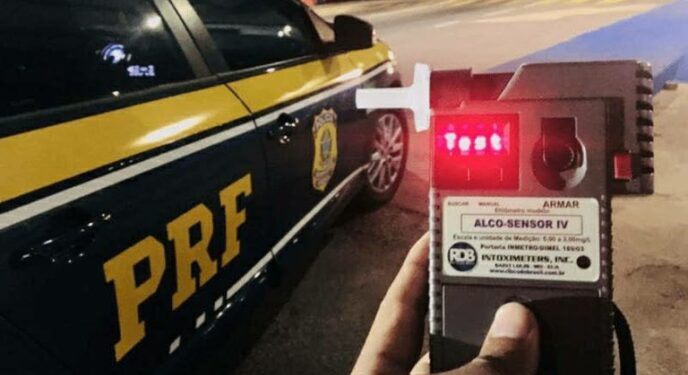 PRF flagra dois motoristas de caminhão dirigindo embriagados na Bahia