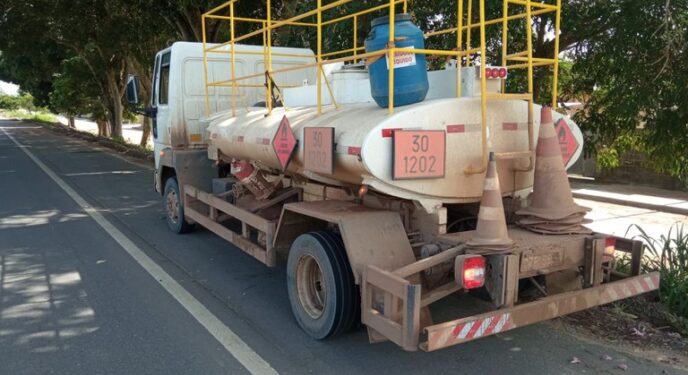 PRF retém caminhões com diesel sem nota fiscal no interior baiano