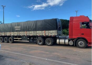 PRF apreende caminhão com 12 mil blocos de cerâmica sem nota fiscal na Bahia