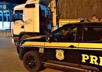 Bitrem fora de rota é aprendido por crime fiscal pela PRF na Bahia