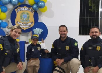 Fã mirim da PRF fica emocionado com visita no aniversário