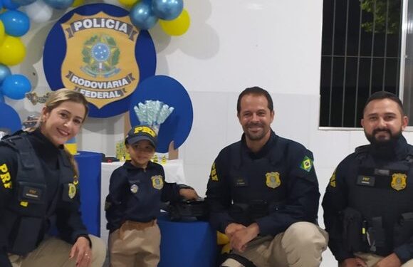Fã mirim da PRF fica emocionado com visita no aniversário